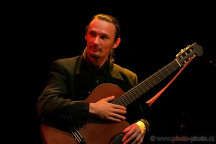 Wojciech Winiarski - guitar